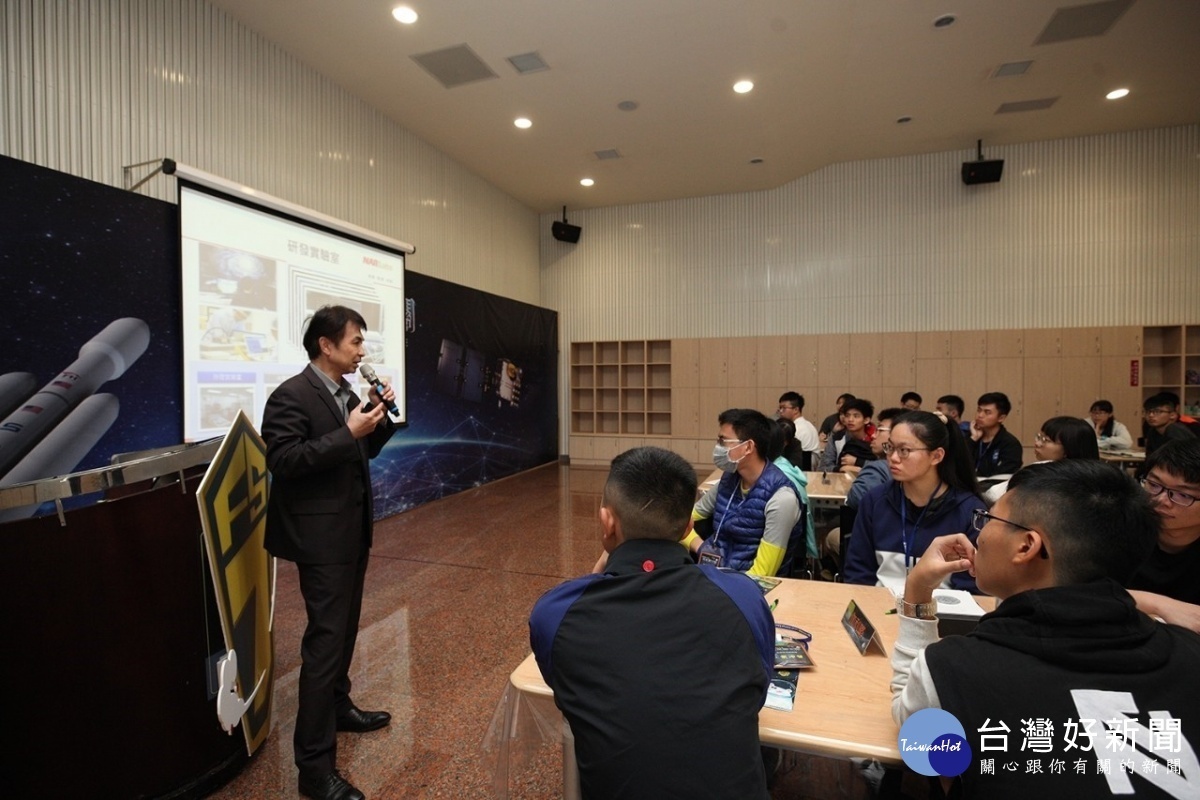 國家太空中心主任林俊良分享臺灣衛星發展歷程。