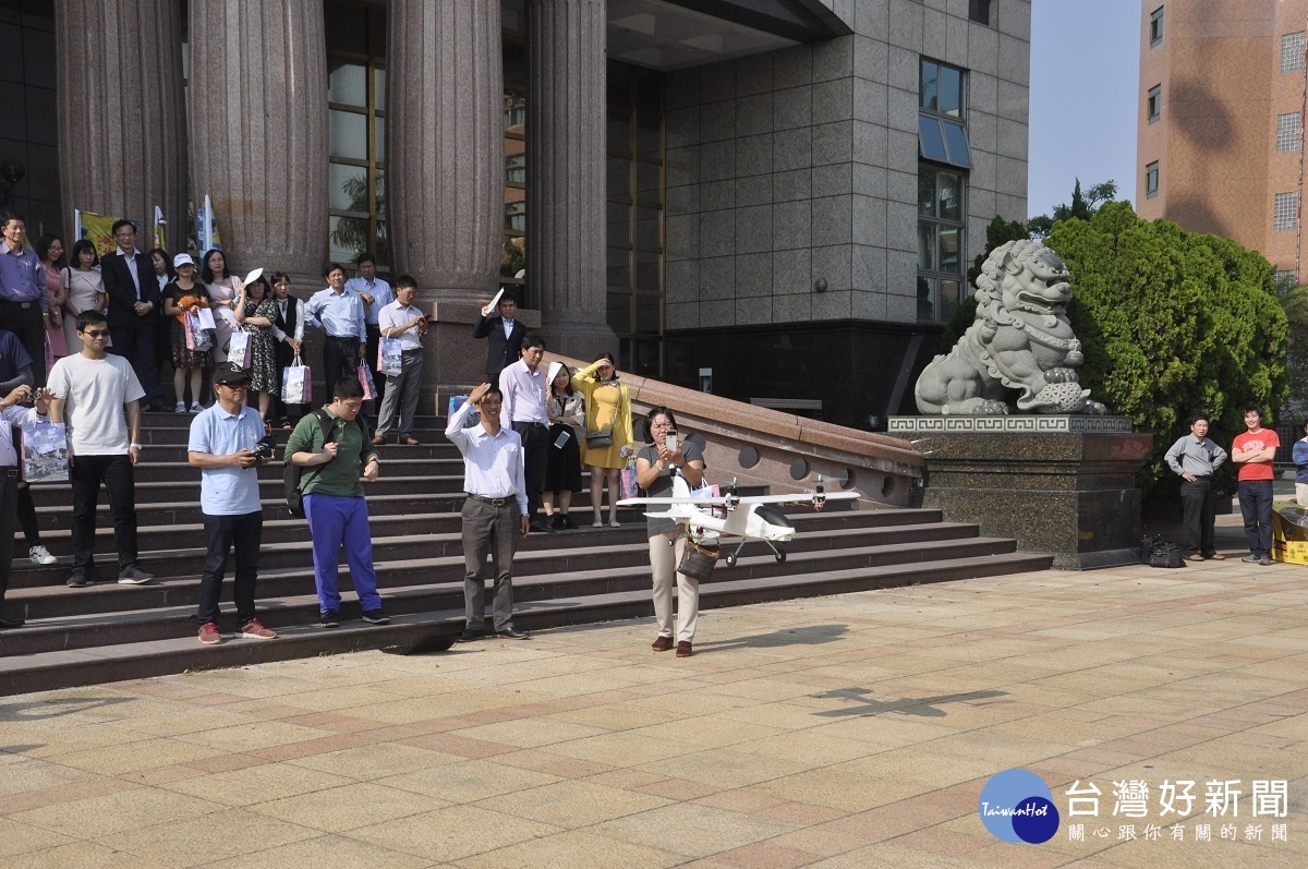 越南同塔大學及高職院校參訪團參觀建國科大學生科研成果垂降飛機。