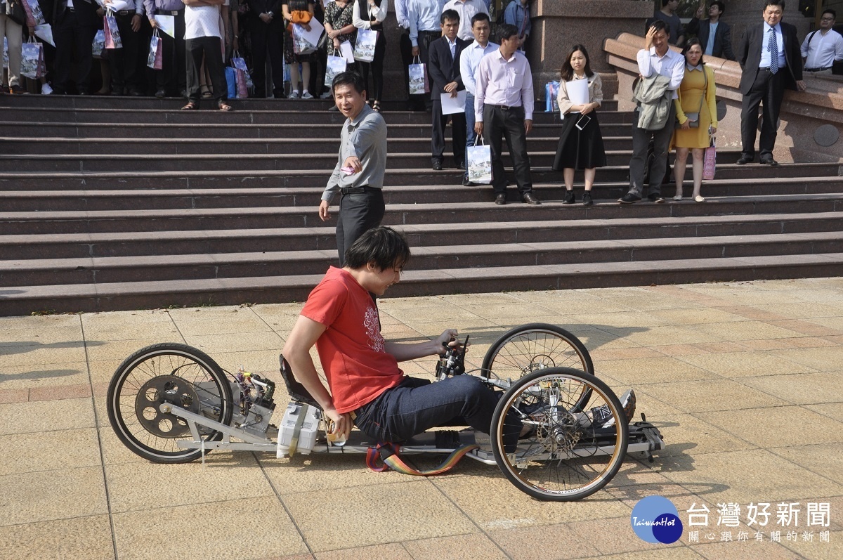 建國科大學生表演科研成果綠能車。