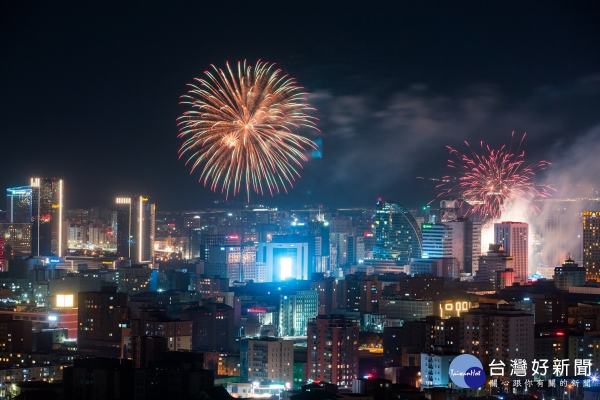 烏蘭巴托大樓林立伴隨節慶煙火施放的景色（圖／CM2房產平台提供）