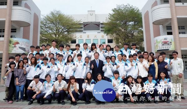 北港高中繁星閃耀,多人錄取國立大學,副議長蘇俊豪等人蒞校祝賀,肯定校長傅國樑辦學有成。(記者陳昭宗拍攝)