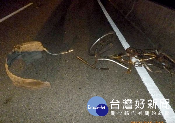 轄區發生死亡車禍肇逃案件，分局長廖志明親赴現場勘查，警方亦從現場遺落的轎車擋泥板，成功尋獲肇事車輛並逮捕肇逃嫌犯。（記者陳昭宗拍攝）