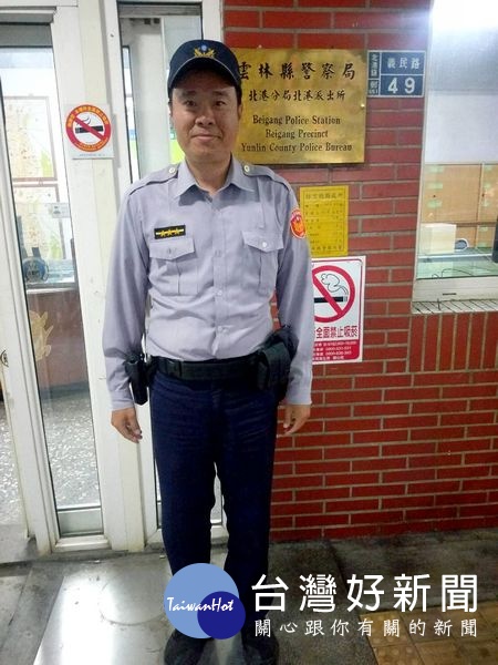 北港警方獲知民眾可能遭受詐騙,除苦口婆心的勸說,還找來家屬動之以情,成功攔阻詐騙,保住婦人的畢生積蓄。(記者陳昭宗拍攝)