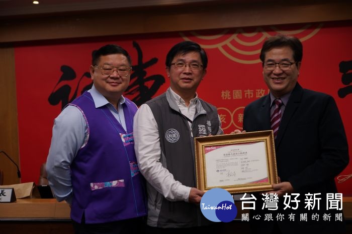 楊梅區長羅國裕(中)母語為海陸腔101年已通過中高級認證,107年再度通過四縣腔中級認證