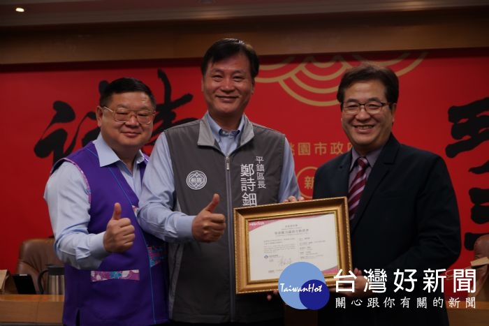 平鎮區長鄭詩鈿(中)通過海陸腔中高級,做為同仁學習的表率