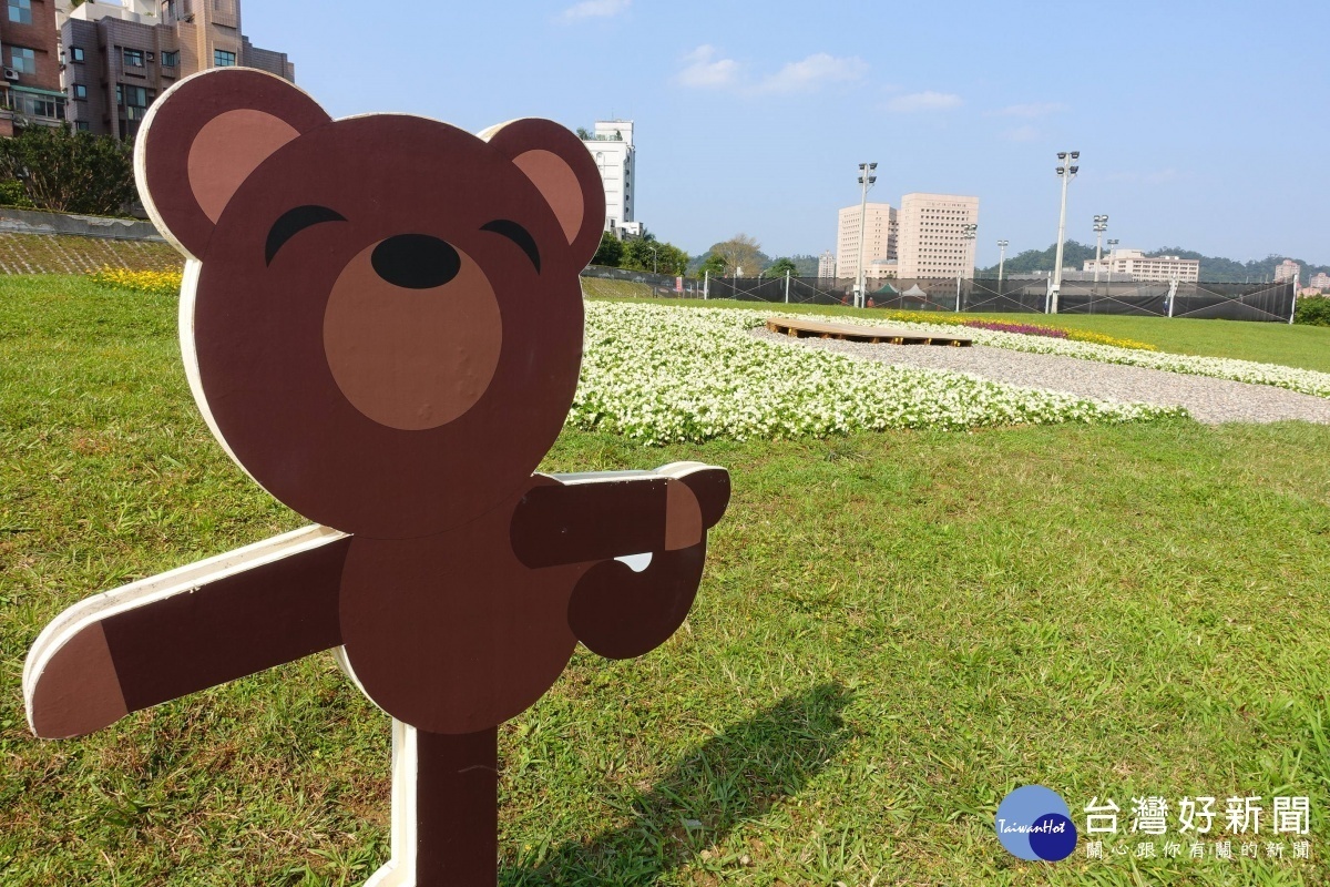 花海旁有趣味動物造型立牌（圖／台北市水利處提供）