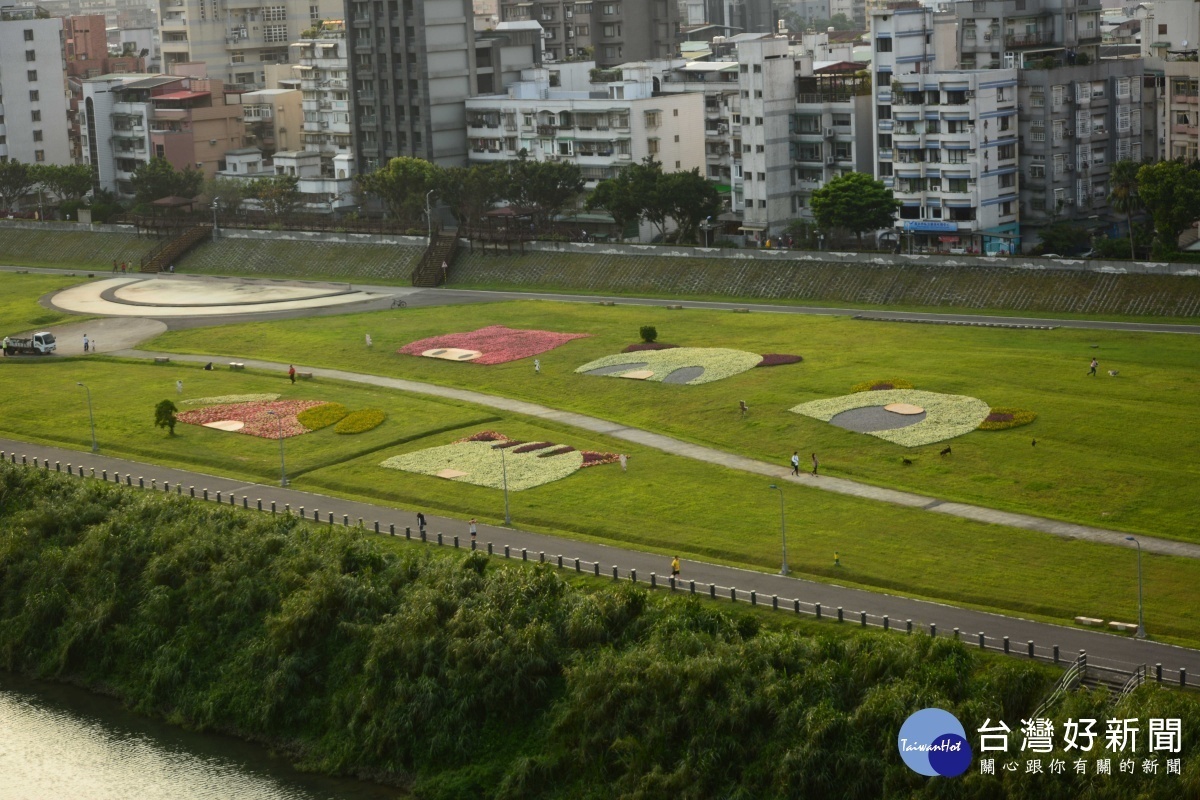 道南河濱花海有最佳高空觀賞點，就在政治大學藝文中心旁的水岸電梯（圖／台北市水利處提供）