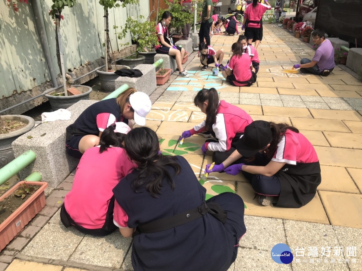 嘉義家職學生走進社區彩繪　共同營造有溫度步道 台灣好新聞 第1張