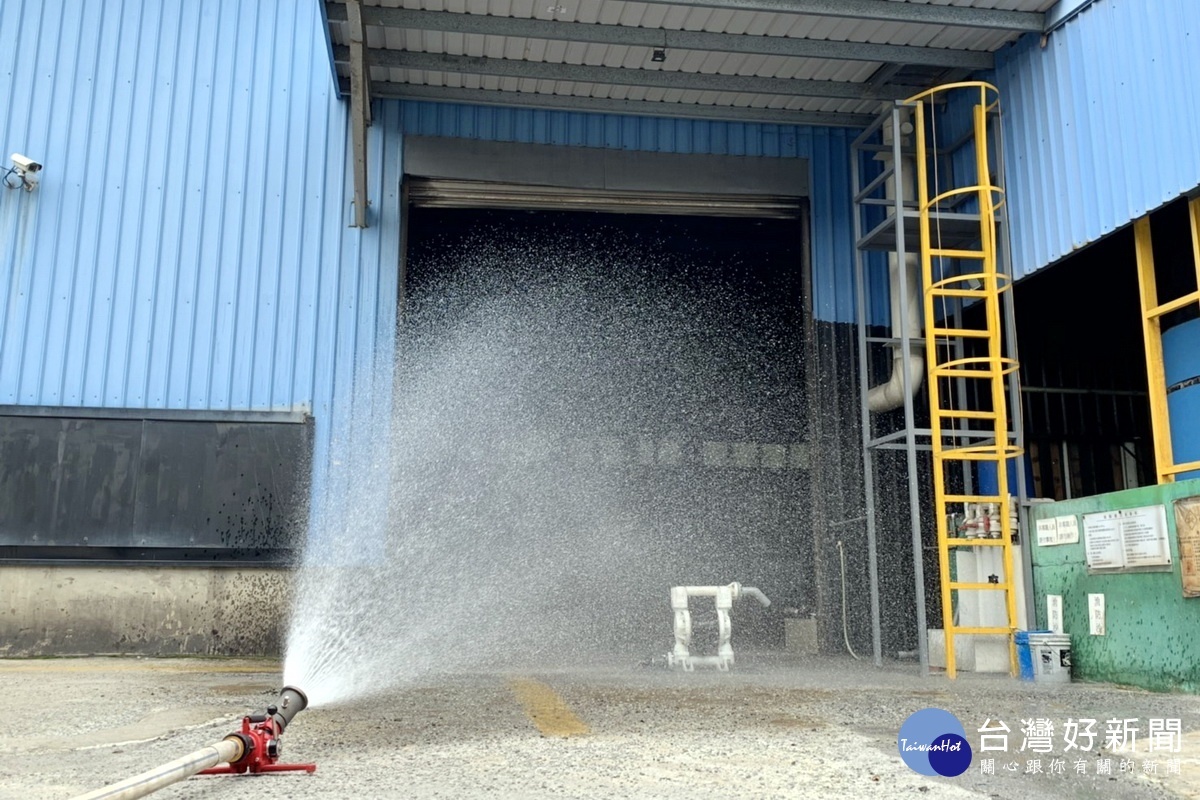 消防人員在現場噴水沖淡並消除含有硫化氫（H2S）的有毒氣體。