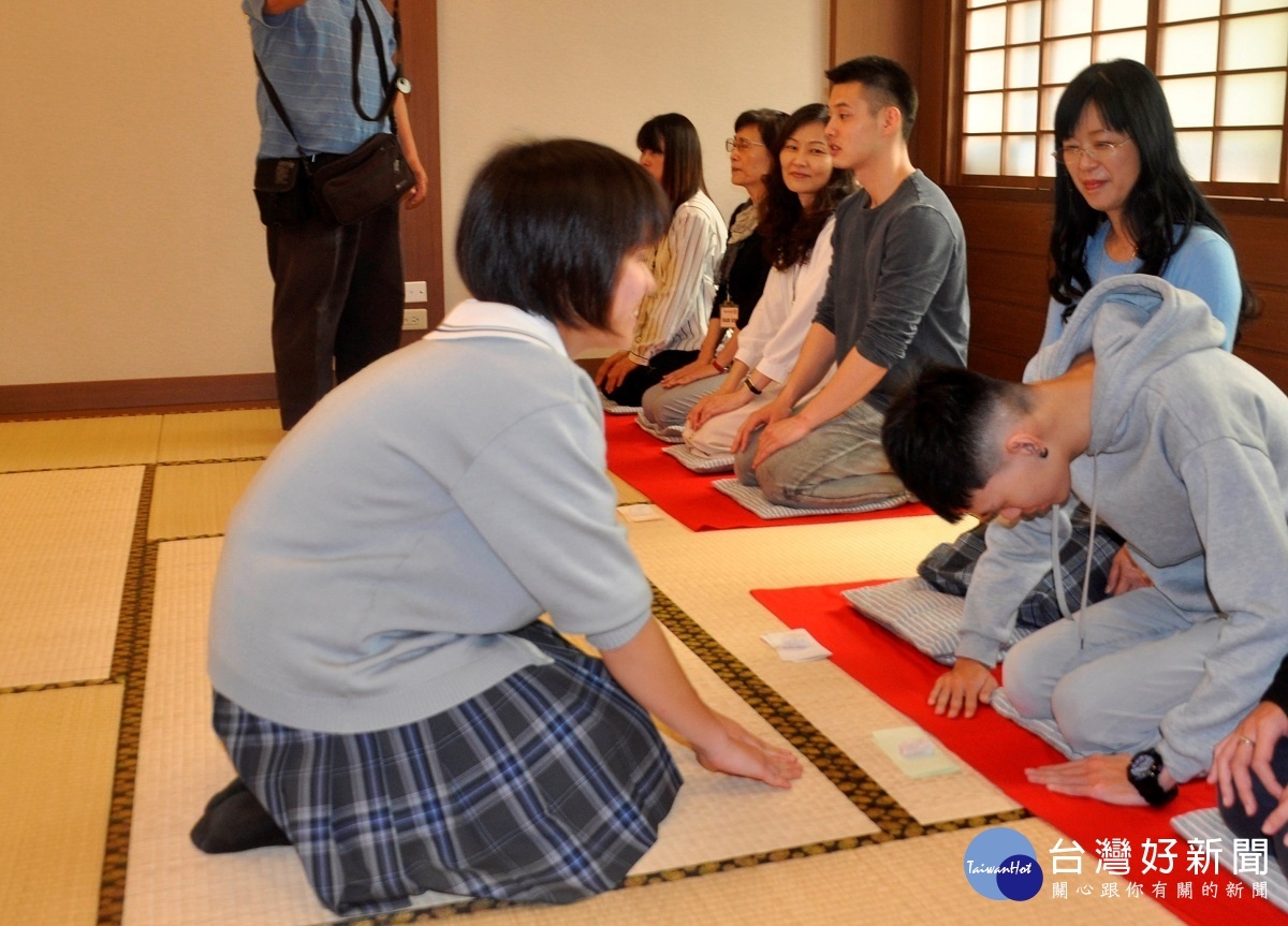 日本小松市青少年訪問團在建國科大以茶會友,亦顯露出日台文化的差異。