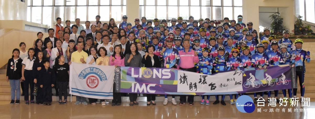 獅子會&IMC鐵騎環台送暖行抵達彰化縣政府。縣長王惠美出席感謝。
