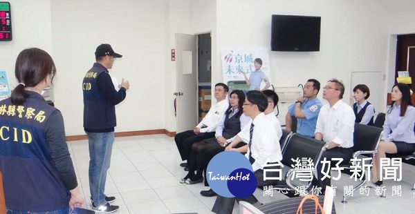 詐騙案件層出不窮,北港偵查隊長鄧家福擔憂長者成為受騙的高風險群,積極帶領犯罪預防宣導團勤跑各金融機構宣導防詐騙,盼警民合作共同打擊不法。(記者陳昭宗拍攝)