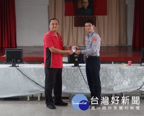 北港警方屢次偵破各類刑案，警友會北港辦事處十分讚賞，行政院政務顧問吳錦銘、警友會站長吳芳林特表揚破案有功的單位及員警，激勵基層士氣。（記者陳昭宗拍攝）