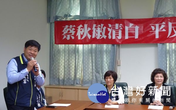 前雲林縣議員蔡秋敏由民進黨雲林黨部主委廖丁賜、評委召集人許忠富、副議長蘇俊豪等陪同,宣布投入第一選區(海線)立委提名初選。(記者陳昭宗拍攝)