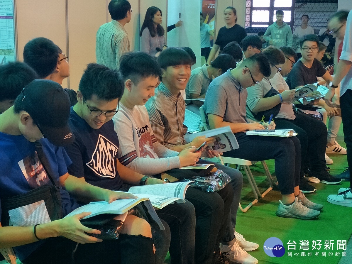 2019夢想起飛就業博覽會55家知名廠商共同徵才,吸引眾多青年學子參觀諮詢。圖/記者鄧富珍攝