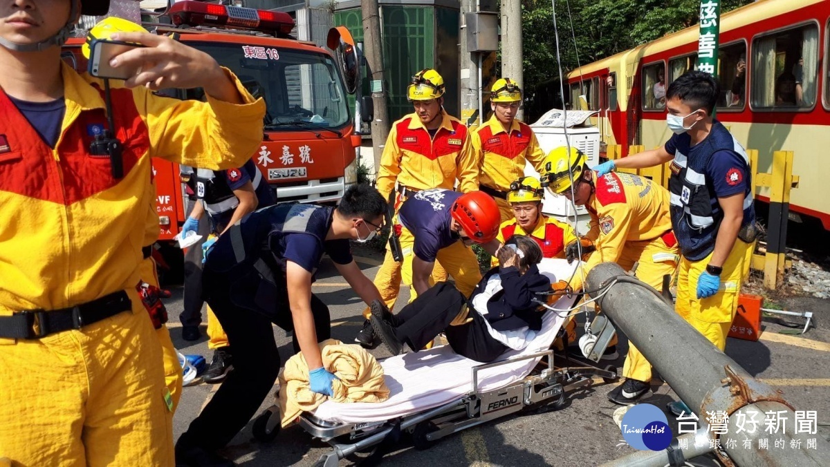 小轎車誤闖林鐵平交道　緊急送醫幸無大礙 台灣好新聞 第1張