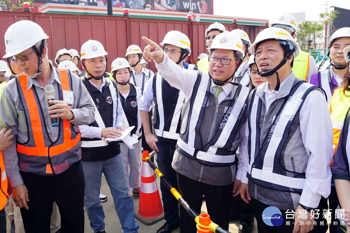 GC01標高架段工程現勘中，桃園市長鄭文燦與立委鄭寶清、鄭運鵬討論工程進度。