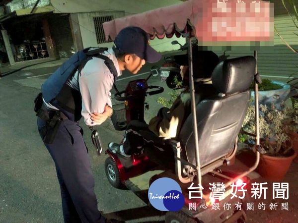 口湖所員警凌晨巡勤發現因外出買消夜而迷路的老翁,除護送老翁平安返家,並買來熱食陪伴享用,暖胃又暖心。(記者陳昭宗翻攝)