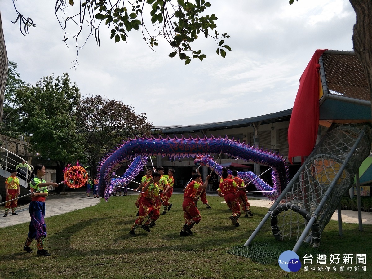 八卦山風景區旅客服務中心公共藝術「八卦龍」正式啟用,縣長王惠美與貴賓共同見證。圖/記者鄧富珍攝