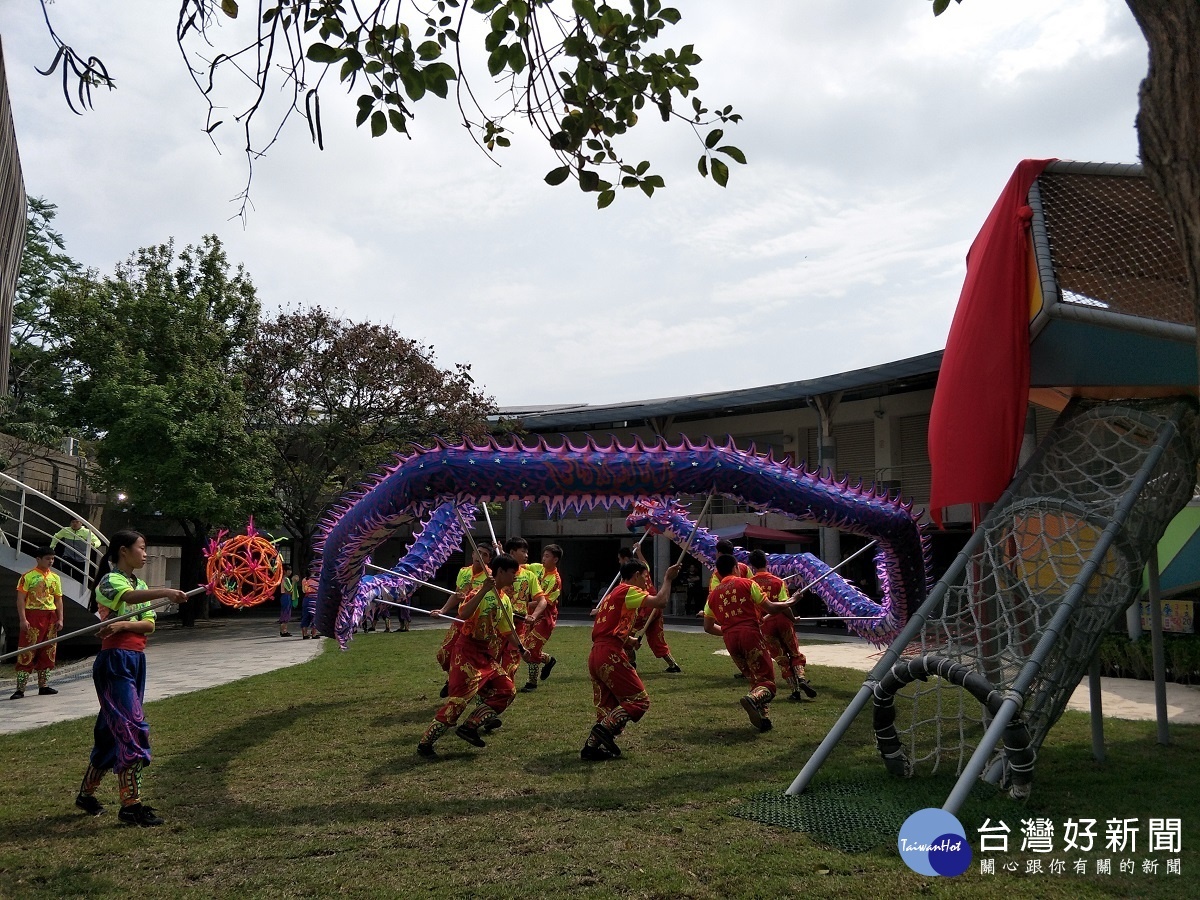 八卦山風景區旅客服務中心公共藝術「八卦龍」正式啟用，縣長王惠美與貴賓共同見證。圖／記者鄧富珍攝