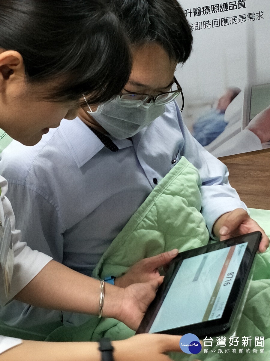 彰化秀傳導入數位照護平版服務。圖/記者鄧富珍攝