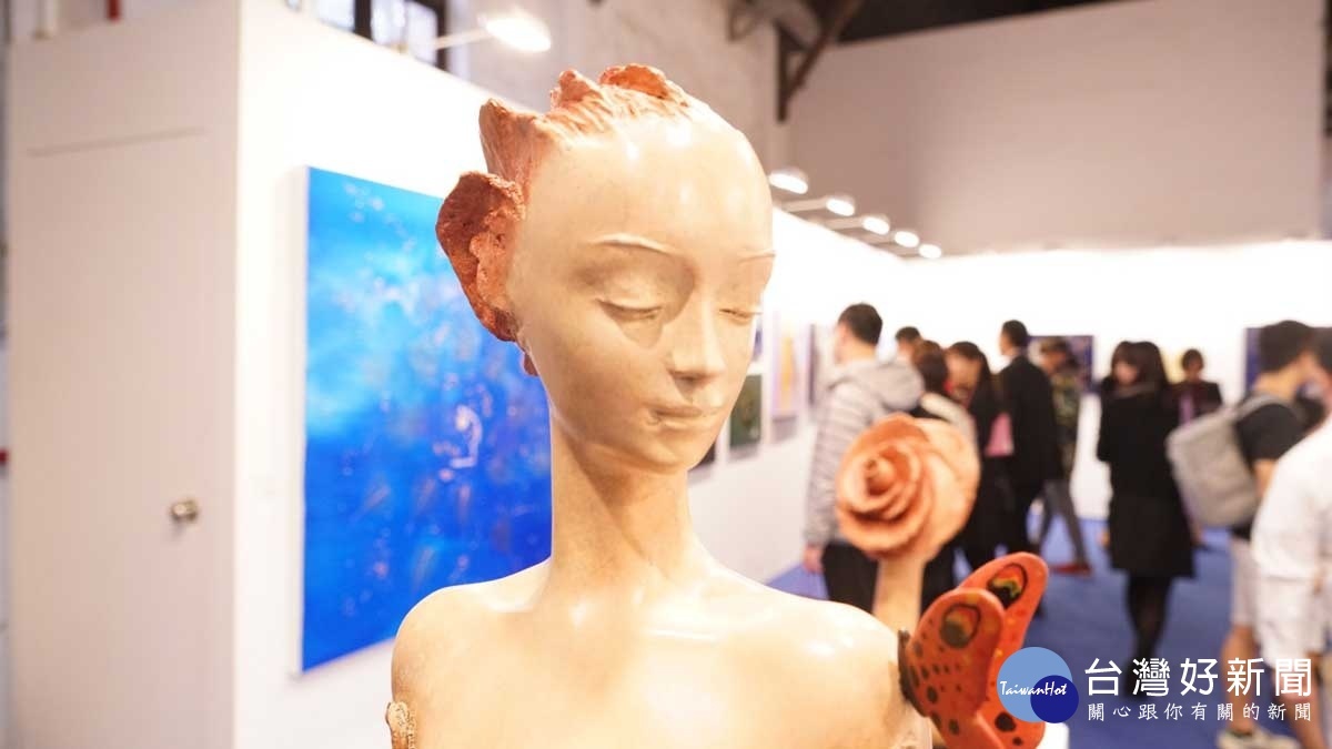 義大利的藝術家Artur Sulce(阿爾圖.蘇勒切)的雕塑作品(局部),細膩柔美的神情,展現女性的優雅。