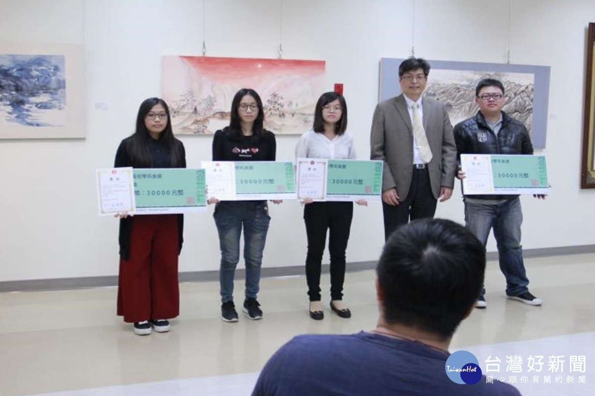 副校長孫惠民頒獎表揚優秀作品得獎學生。