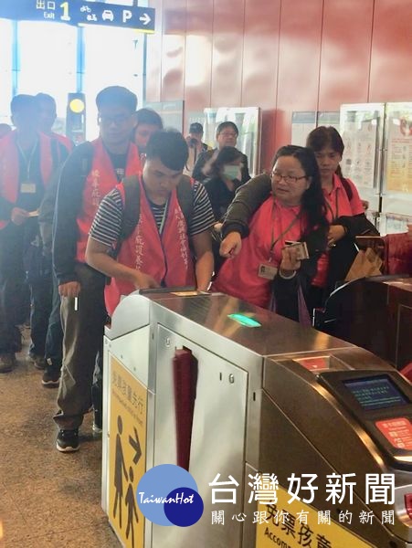 台灣高鐵公司招待雲林的身障朋友搭乘高鐵歡喜出遊，除獲得不同的生活體驗、留下快樂回憶，亦感受社會溫暖。（記者陳昭宗拍攝）