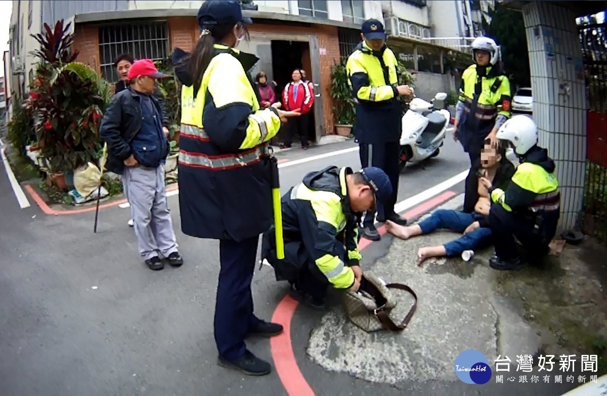 員警拿出警用電腦人臉辨識比對時，王男卻刻意不張眼，又假裝病暈倒，一直擔心自己身分遭識破。