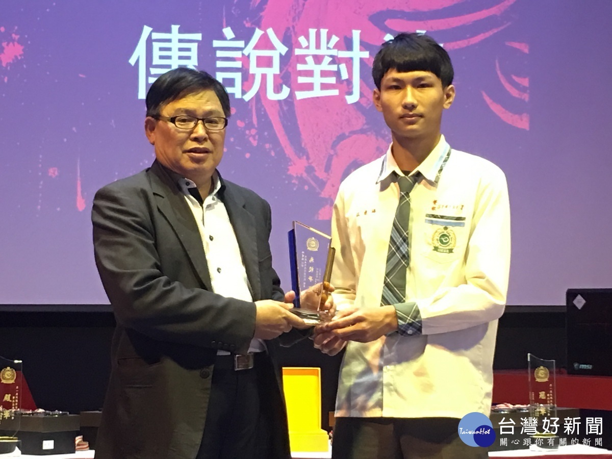 林校長頒獎盃給林建瑞同學。(記者扶小萍攝)