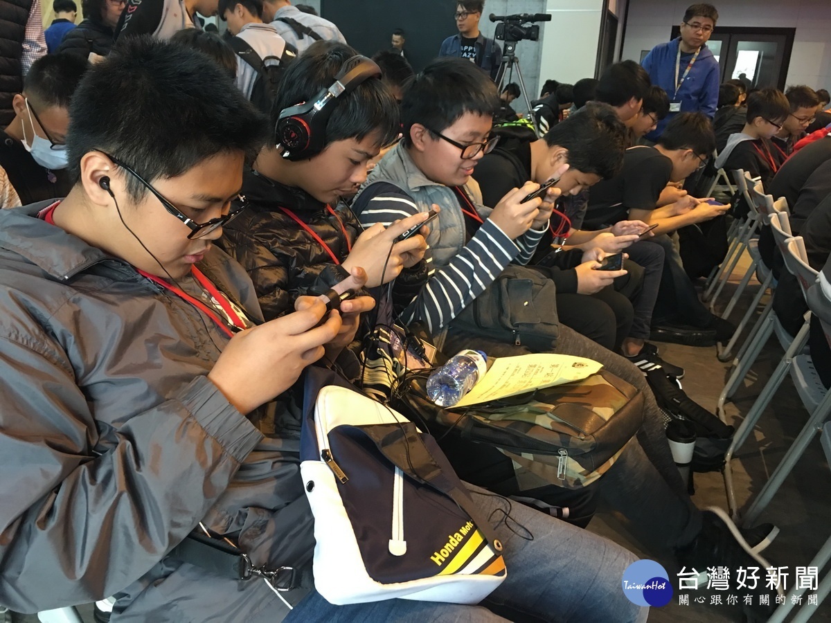 同學聚精會神只為爭取佳績。(記者扶小萍攝)