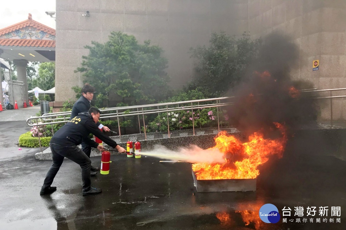 宣導清明期間民眾祭拜用火安全,桃園市政府消防局第4大隊大溪分隊舉辦清明節防火宣導暨搶救演練。