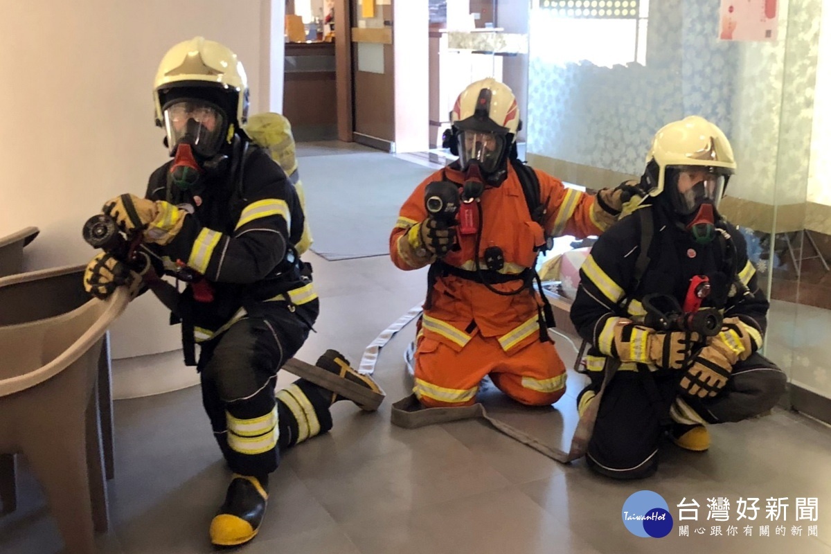 宣導清明期間民眾祭拜用火安全,桃園市政府消防局第4大隊大溪分隊舉辦清明節防火宣導暨搶救演練。