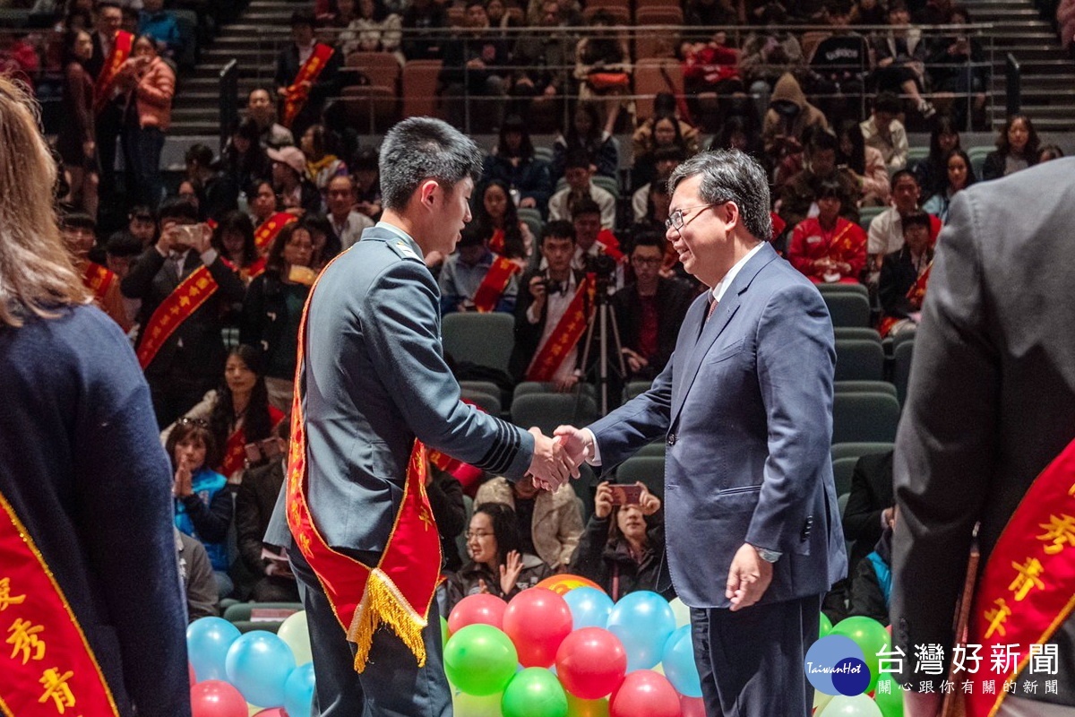 桃園市長鄭文燦在「桃園市慶祝108年青年節優秀青年表揚大會」中，向獲獎的得主握手表達祝賀。