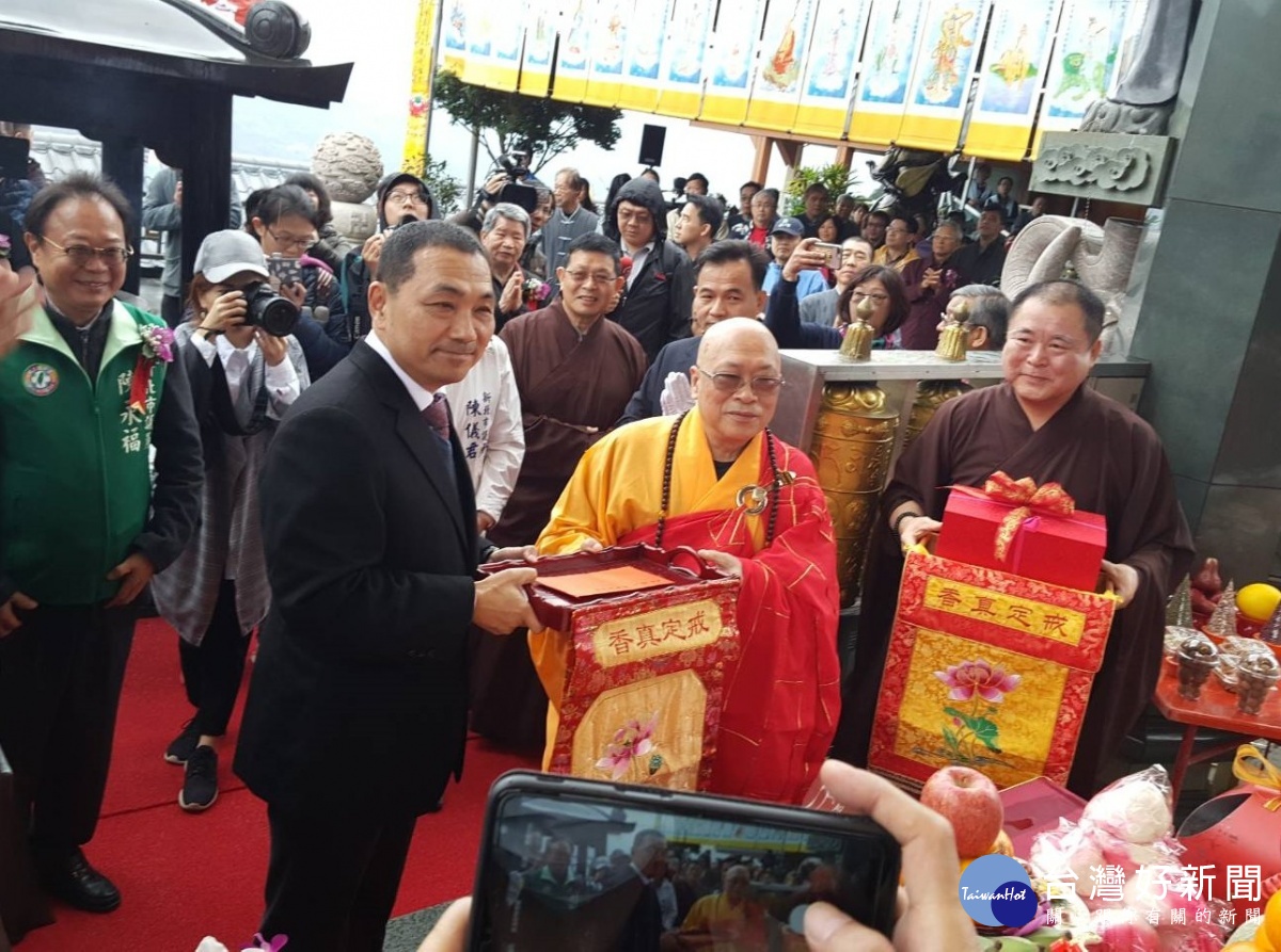 侯友宜致贈坪林天佛禪寺匾額　與製茶青農進行座談 台灣好新聞 第4張