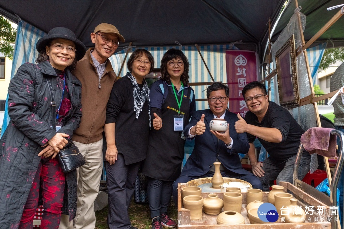 桃園市長鄭文燦參加「桃園市美術節嘉年華」,參觀各個藝術展區和藝術家及民眾合影。