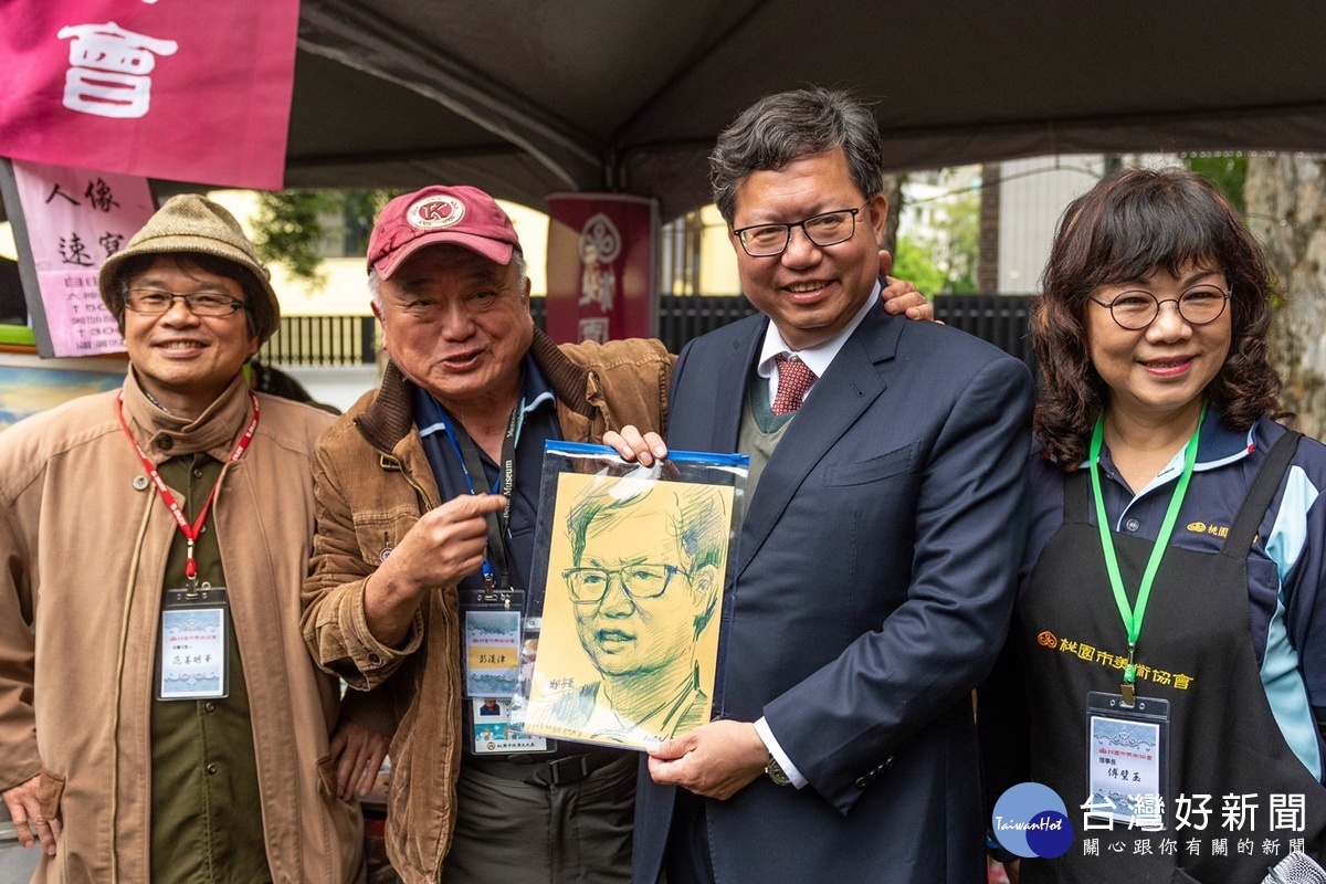 桃園市長鄭文燦參加「桃園市美術節嘉年華」,參觀各個藝術展區和藝術家及民眾合影。