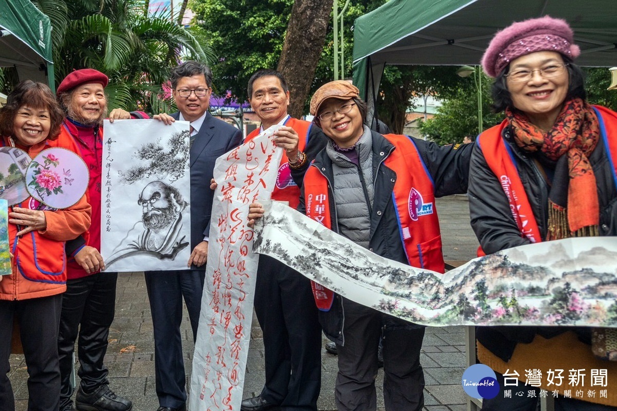 桃園市長鄭文燦參加「桃園市美術節嘉年華」,參觀各個藝術展區和藝術家及民眾合影。