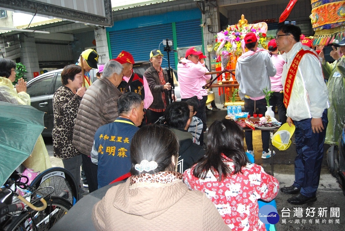 邱敏鈺(左頭髮花白者)由家人跪著陪同向聖四媽鑾轎參拜。