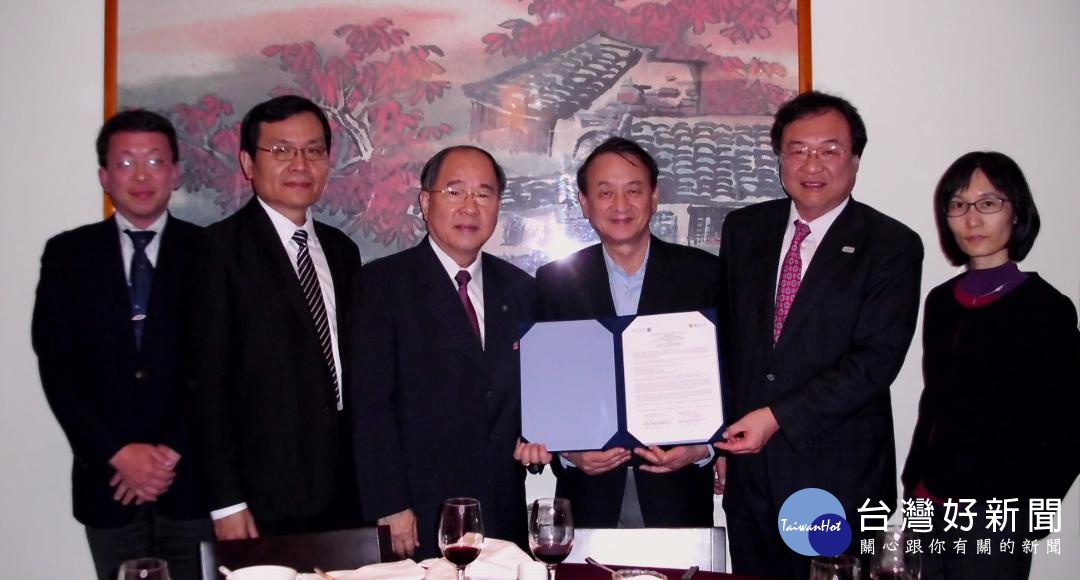張光正校長(右三)樂見中原與東大進行產學研深化合作,傑出校友邱秋林(左三)亦表支持。