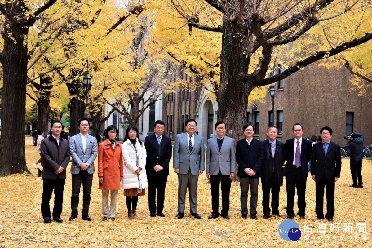 中原大學鍾財王院長(右五)去年底率團回訪東京大學，受到大久保達也(中)等人熱情歡迎。