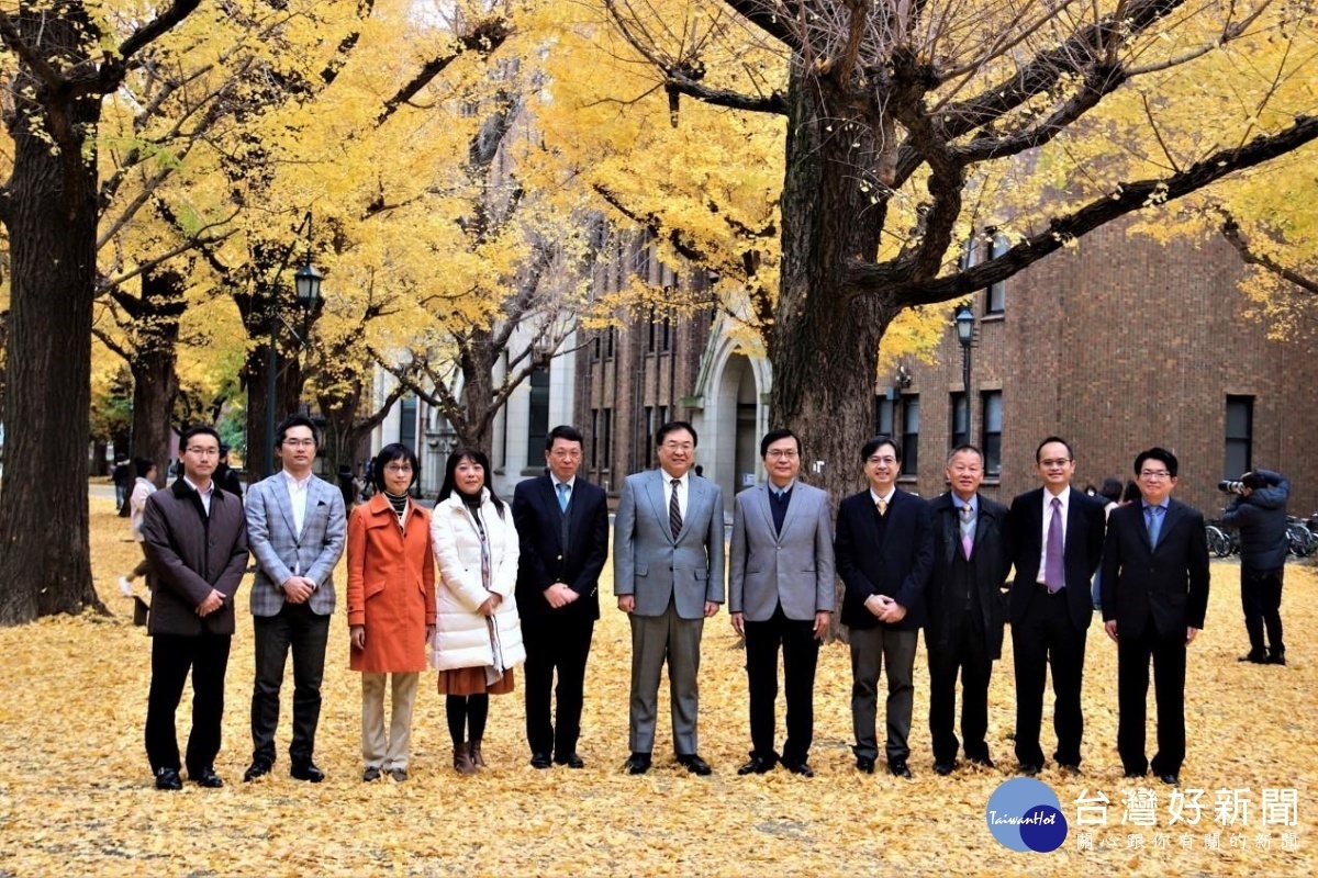 中原大學鍾財王院長(右五)去年底率團回訪東京大學,受到大久保達也(中)等人熱情歡迎。