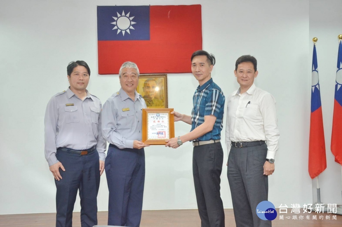 中壢分局分局長翁群能致贈感謝狀予顏志忠院長,感謝院長支持、回饋警察同仁。