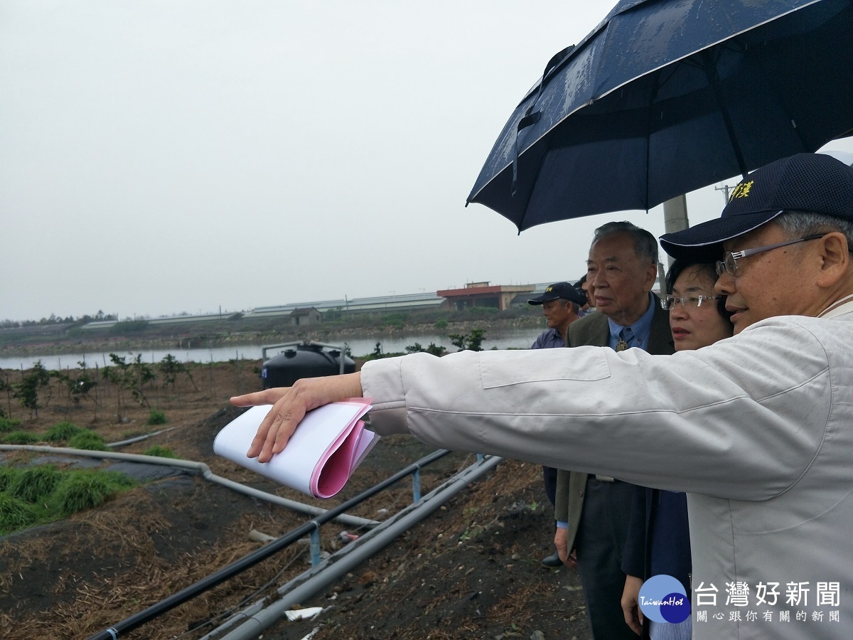 縣長王惠美參訪漢寶牧場，現場由漢寶牧場陳修雄、酪多精生物科技董事長施宗雄的陪同，說明漢寶牧場周邊循環在利用的經濟產能。圖／記者鄧富珍攝