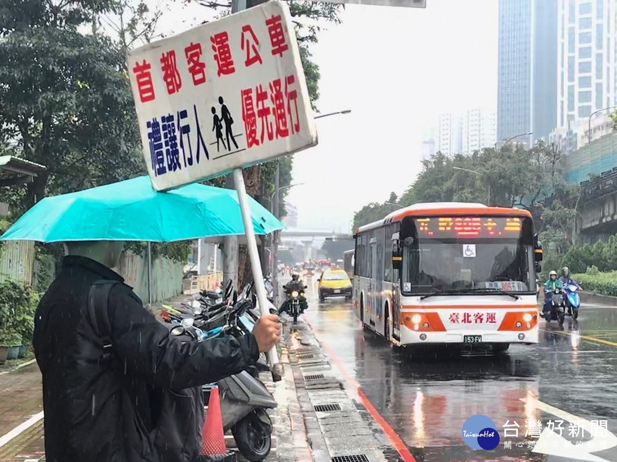 轉彎視線死角易撞人　公車業者派員舉牌提醒禮讓行人 台灣好新聞 第1張