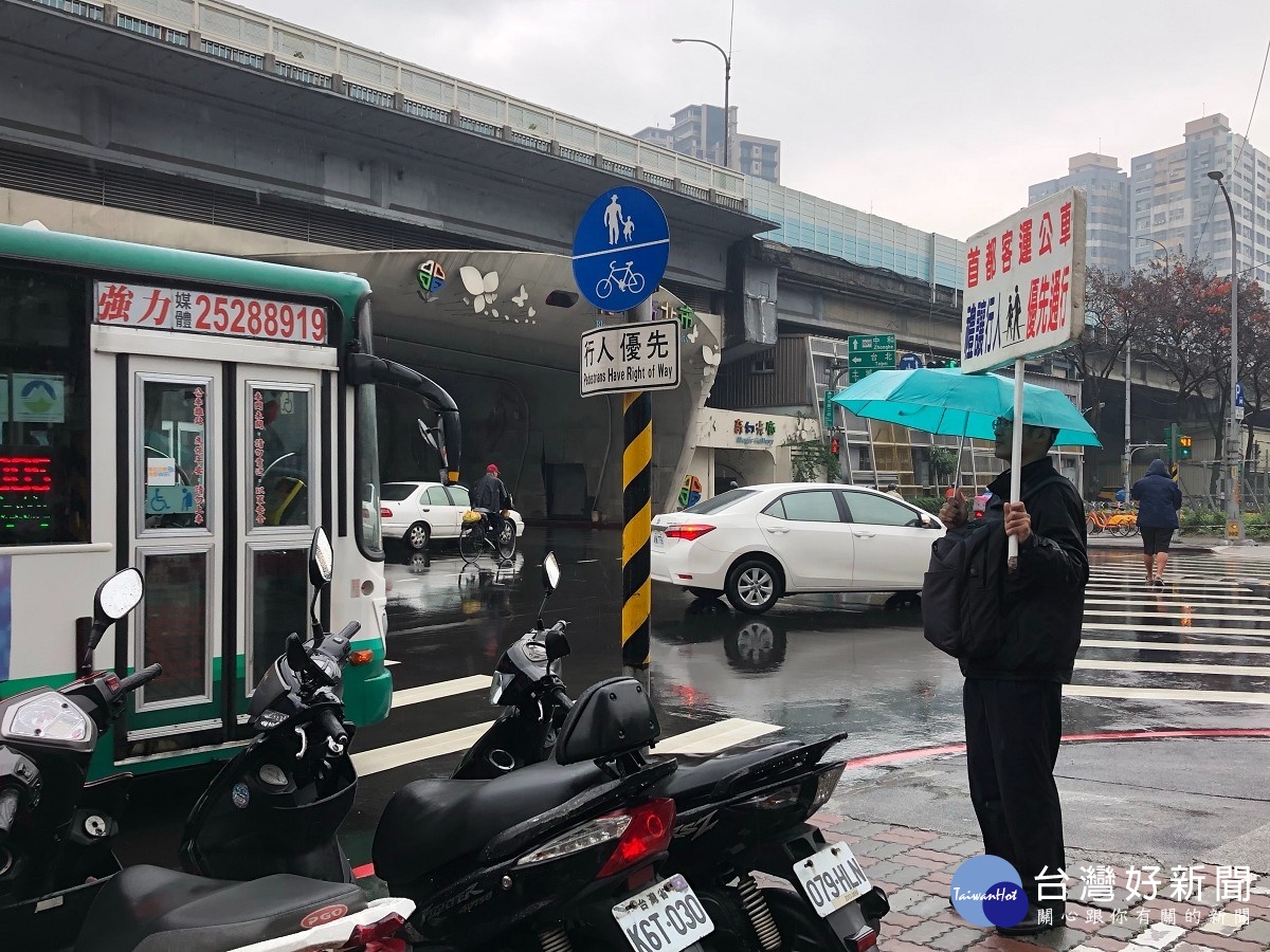 轉彎視線死角易撞人　公車業者派員舉牌提醒禮讓行人 台灣好新聞 第2張