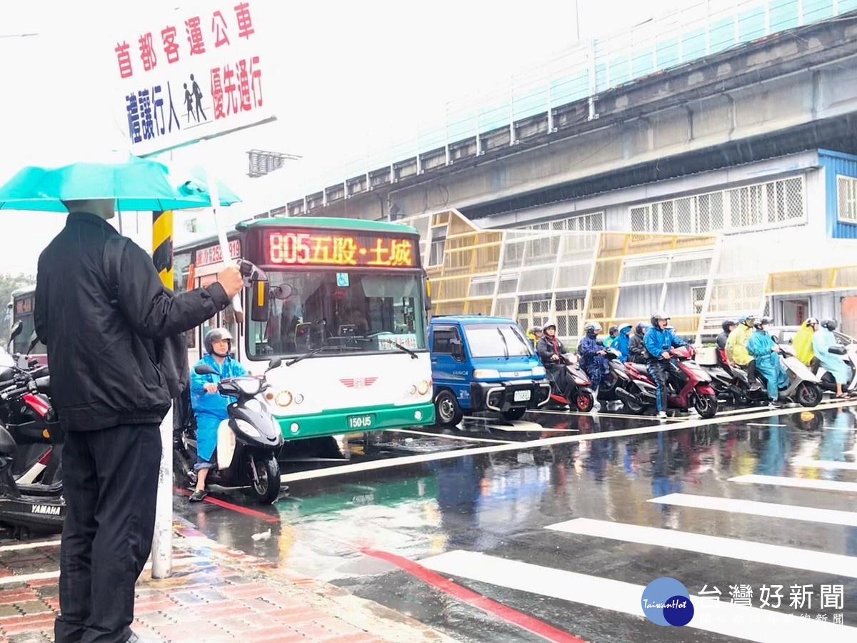 轉彎視線死角易撞人　公車業者派員舉牌提醒禮讓行人 台灣好新聞 第3張