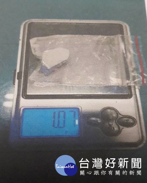 北港警方路檢一對男女深夜騎車雙載，神情詭異、動作頻頻，果真起獲針筒及毒品海洛因，依法帶回警所接受毒品調查及尿液採集。（記者陳昭宗拍攝）