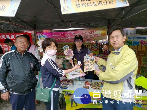 北港警方結合水林番薯文化季活動,現場宣導「安居反毒」及「交通安全」,民眾反應熱烈。(記者陳昭宗拍攝)