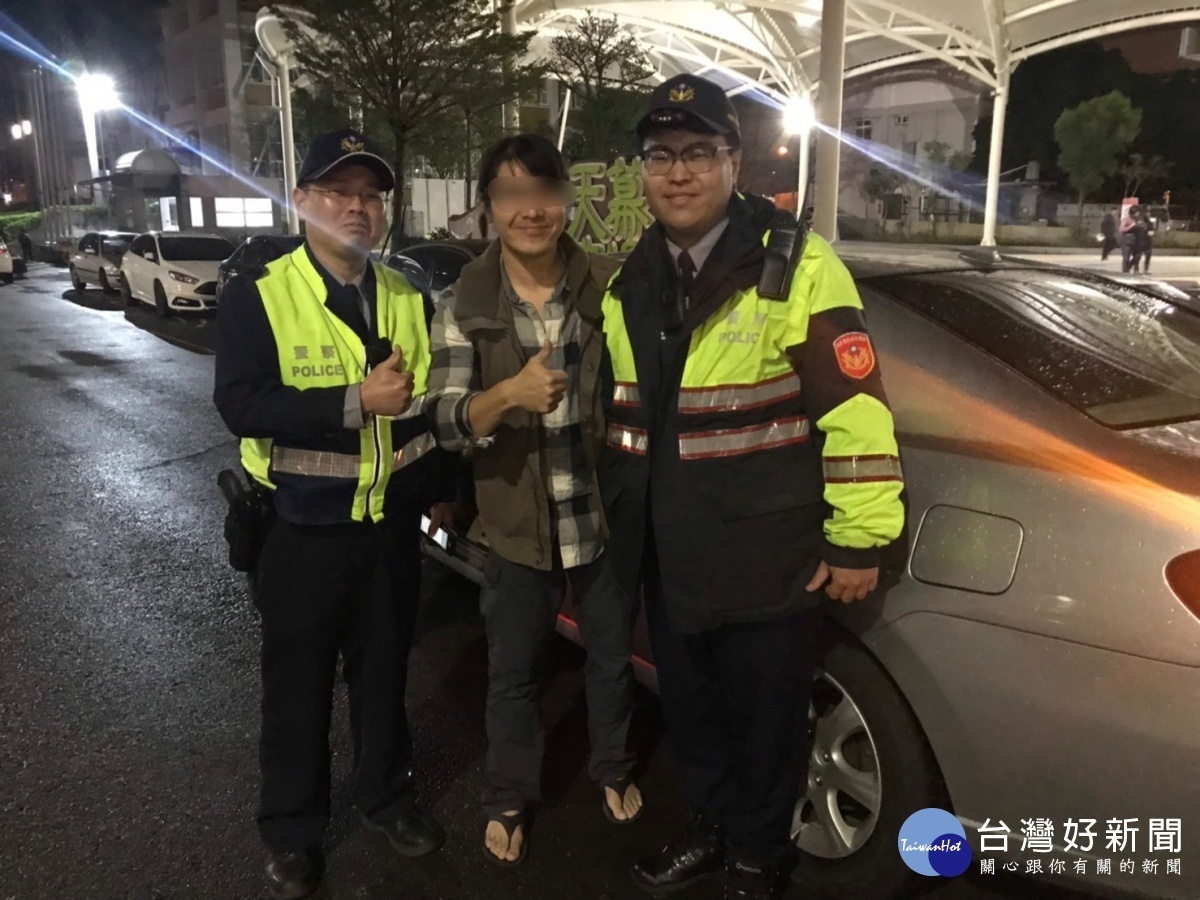 雨襲老爺車故障　勇警推車解危 台灣好新聞 第2張